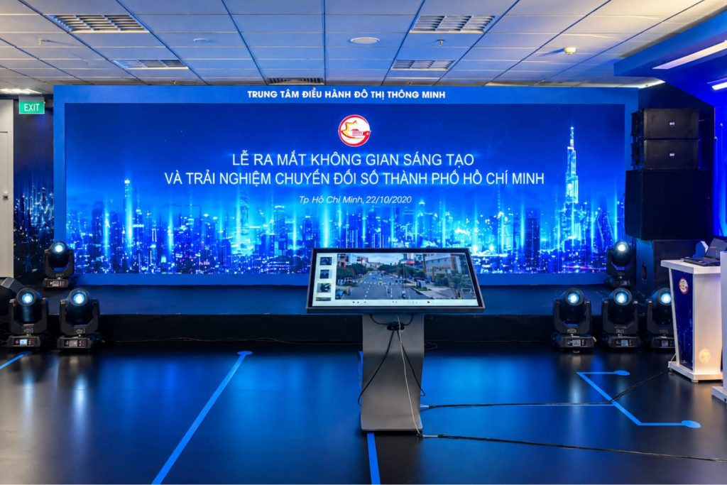 Cho thuê màn hình LED Indoor chuyên nghiệp tại DDH LED 7 LED P2.6 cho hình ảnh chi tiết hơn ở khoảng cách gần