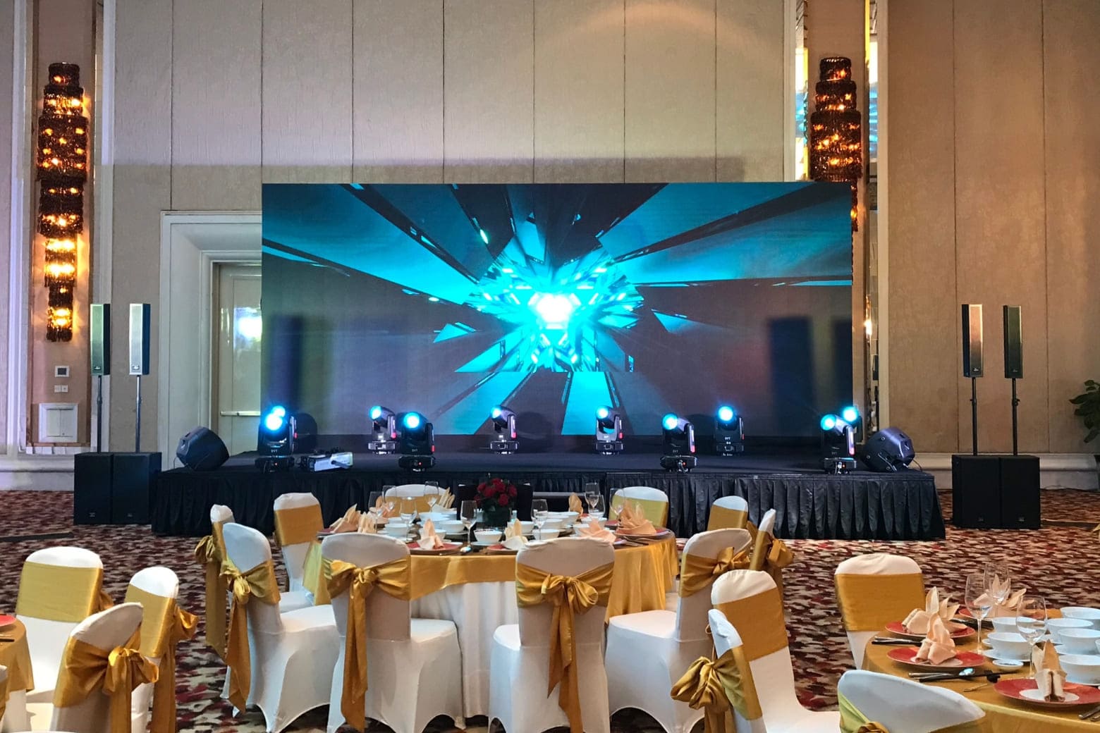 Cho thuê màn hình LED đá bóng TPHCM trọn gói 8 Nguồn phát ổn định góp phần duy trì chất lượng hình ảnh