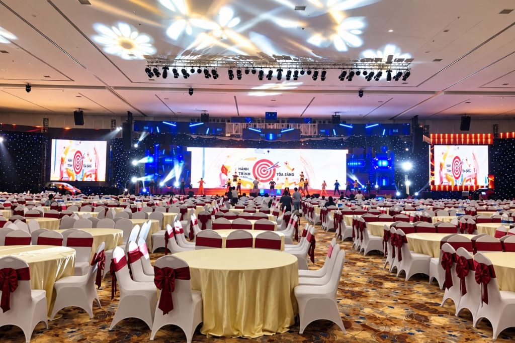 Cho thuê màn hình LED lễ kỷ niệm trọn gói theo từng sự kiện 3 Giải pháp LED indoor phù hợp hội trường, khách sạn và trung tâm hội nghị